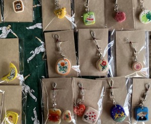 【H31】五月：手描きのチャームを キーホルダーやブローチに