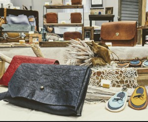 【H32】to.Itomaki：「物語」が宿る、温かみのある革作品・布小物