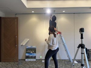 ＜設営風景＞点数は少ないですが細部の筆致までご覧いただけます