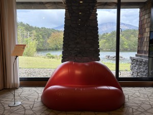 ダリのプロダクト製品である「リップソファ」も展示！