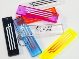 当館のロゴ「モ」などのアクリルキーホルダー！