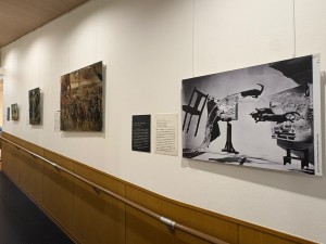 施設内の通路にダリの複製画を展示中！