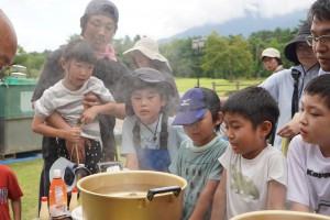 釣りたてのザリガニを茹で上げます。興味津々の子どもたち。